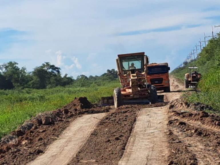 Maquinarias del MOPC en plena tarea de reparar el camino que conduce a Bahía Negra.