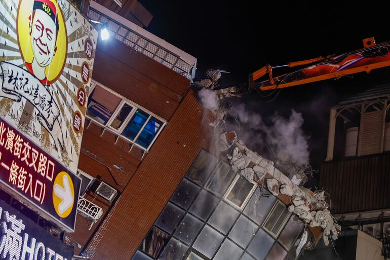 La demolición del edificio residencial Urano parcialmente derrumbado está en marcha tras un terremoto de magnitud 7,4, en Hualien, Taiwán, 05 de abril de 2024. Se han reportado al menos diez víctimas y más de mil heridos desde el potente terremoto que azotó la isla el 3 de abril de 2024.