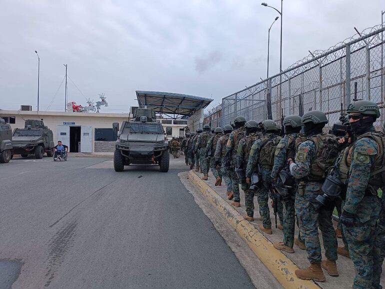 QUI01. GUAYAQUIL (ECUADOR) 08/01/2024.-. Fotografía cedida hoy por las Fuerzas Armadas de Ecuador que muestra a soldados mientras realizan un operativo tras un motín en la Cárcel Regional del Litoral, en Guayaquil (Ecuador). 