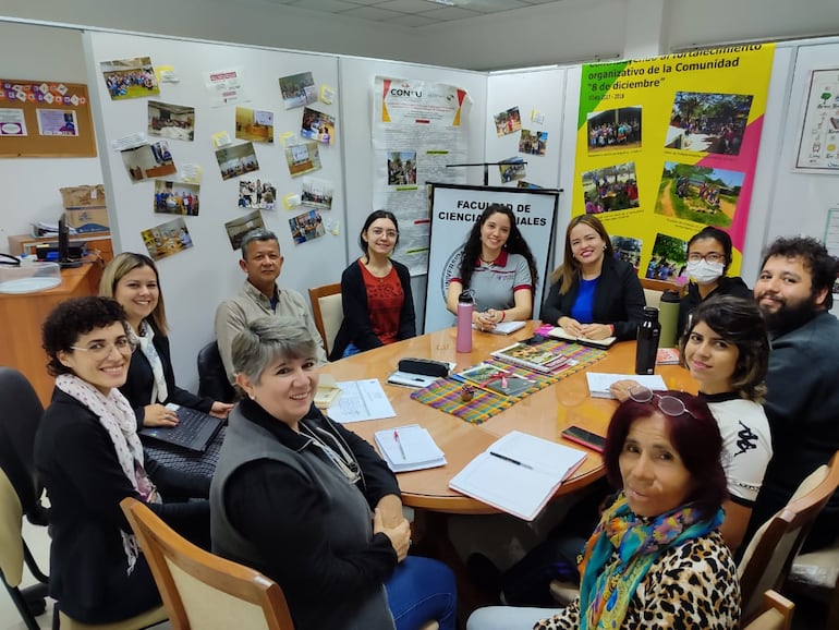 Miembros de la comunidad educativa de la Facso se preparan para apoyar al fortalecimiento de las comisiones vecinales.