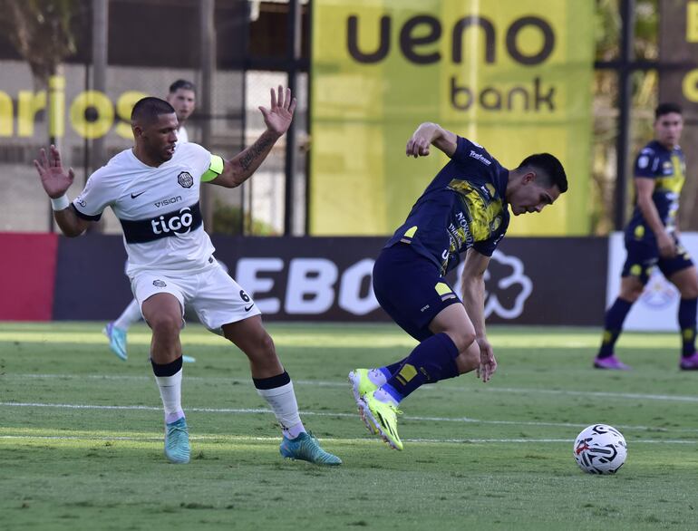 Juan Jesús Salcedo (20 años), hermano del zaguero olimpista Saúl Savín (26), pierde el equilibrio tras un contacto con Richard Ortiz (33).