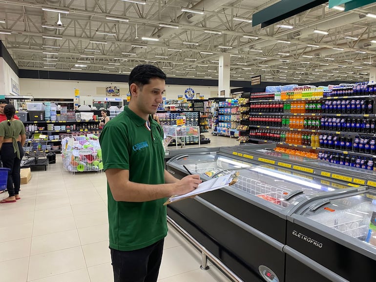 Un estudiante universitario cuando recolectaba datos sobre los precios de los productos de la canasta básica.