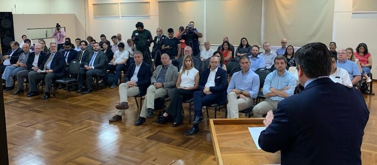 El ministro de Industria y Comercio, Javier Giménez, ante los actores de las cadenas de la soja y la carne, durante la charla sobre la norma 1115/ 2023 UE.