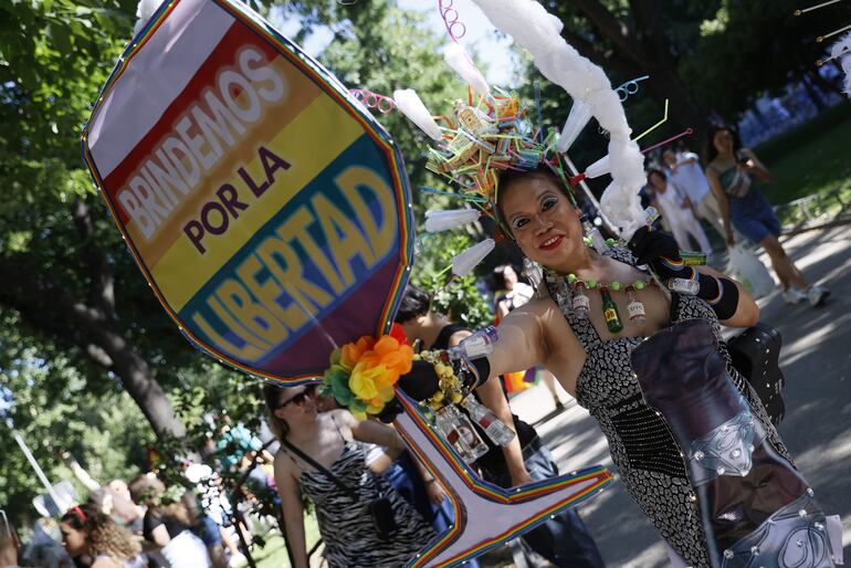 Una persona participa en la marcha del Orgullo LGBTI 2023 este sábado, en Madrid. 