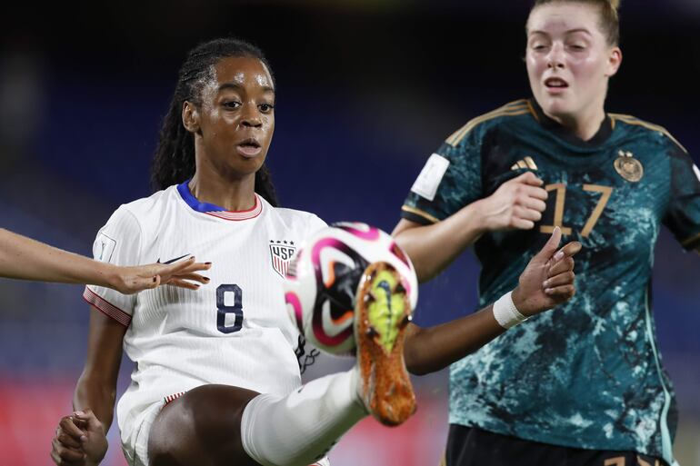 AMDEP7208. CALI (COLOMBIA), 15/09/2024.- Alara Sehitler (d) de Alemania disputa el balón con Jordynn Dudley de los Estados Unidos este domingo, en un partido de los cuartos de final de la Copa Mundial Femenina sub-20 entre las selecciones de los Estados Unidos y Alemania en el estadio Pascual Guerrero en Cali (Colombia). EFE/ Ernesto Guzmán Jr.
