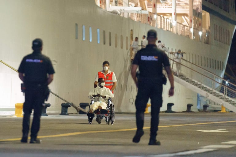 El crucero Insignia ha llegado al puerto de Santa Cruz de Tenerife. España registró casi el doble de inmigrantes irregulares en la primera mitad de 2024 en comparación con el mismo periodo del año anterior, según datos publicados este lunes por el Ministerio del Interior español.