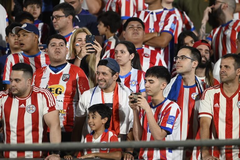 Los hinchas de Paraguay en la previa del partido frente a Argentina por las Eliminatorias Sudamericanas 2026 en el estadio Defensores del Chaco, en Asunción.