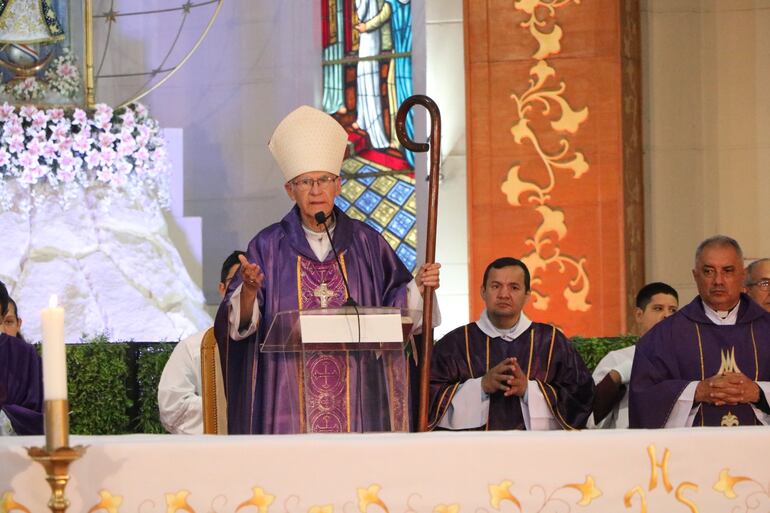 Monseñor Joaquín Robledo, obispo de la diócesis de San Lorenzo presidió la misa en el octavo día del novenario de la Virgen de Caacupé.