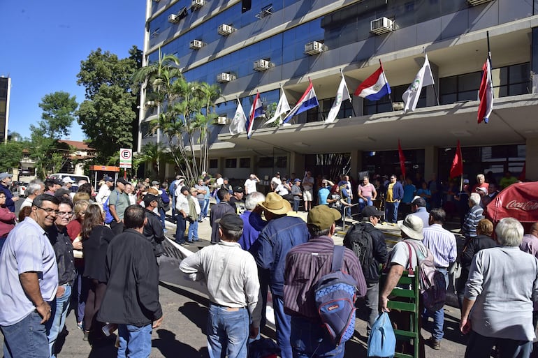 Una de las protestas realizadas por asegurados y jubilados frente a la Caja Central del IPS.