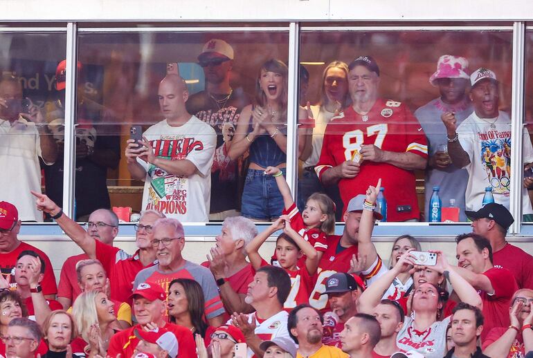 Taylor Swift aplaude antes de que los Kansas City Chiefs se enfrenten a los Baltimore Ravens en el GEHA Field del Arrowhead Stadium el 5 de septiembre de 2024 en Kansas City, Missouri. (Christian Petersen/Getty Images/AFP)
