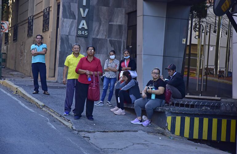 Pasajeros deben soportar largas esperas por los colectivos en las paradas todos los días.