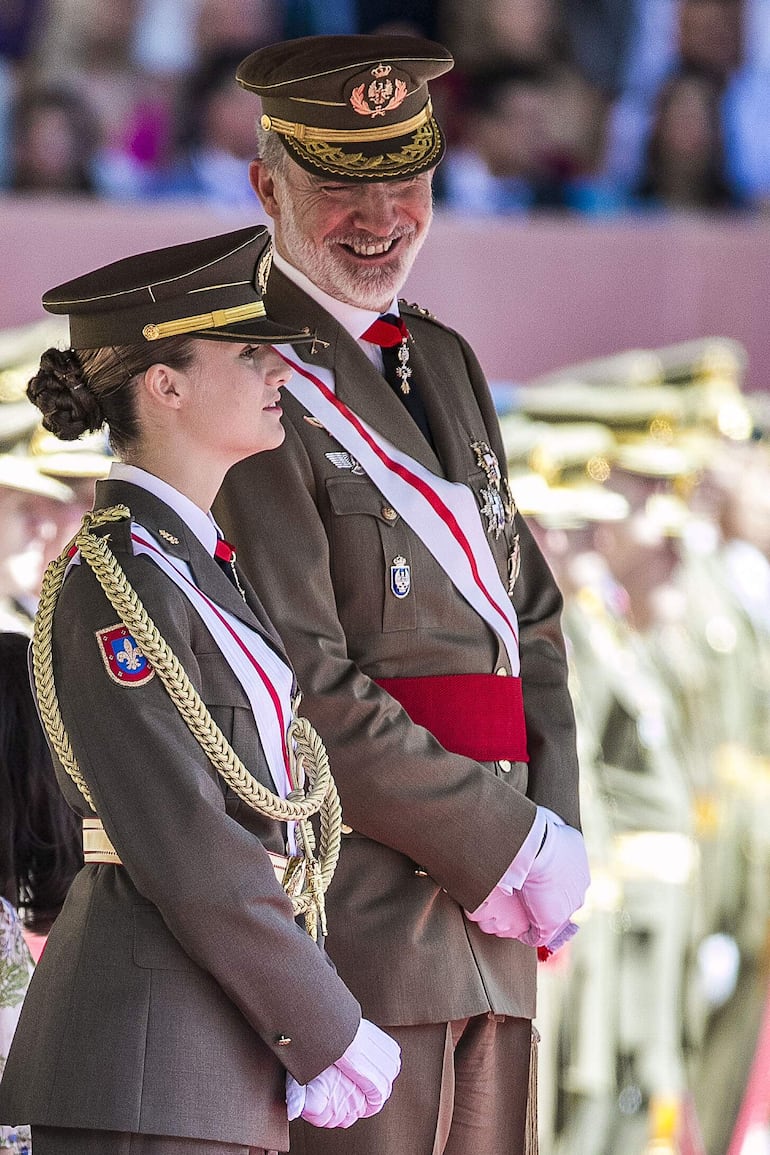 ¡Tierna postal de padre e hija! La princesa de Asturias y el rey Felipe VI durante la ceremonia en Zaragoza. (EFE/ Javier Cebollada)
