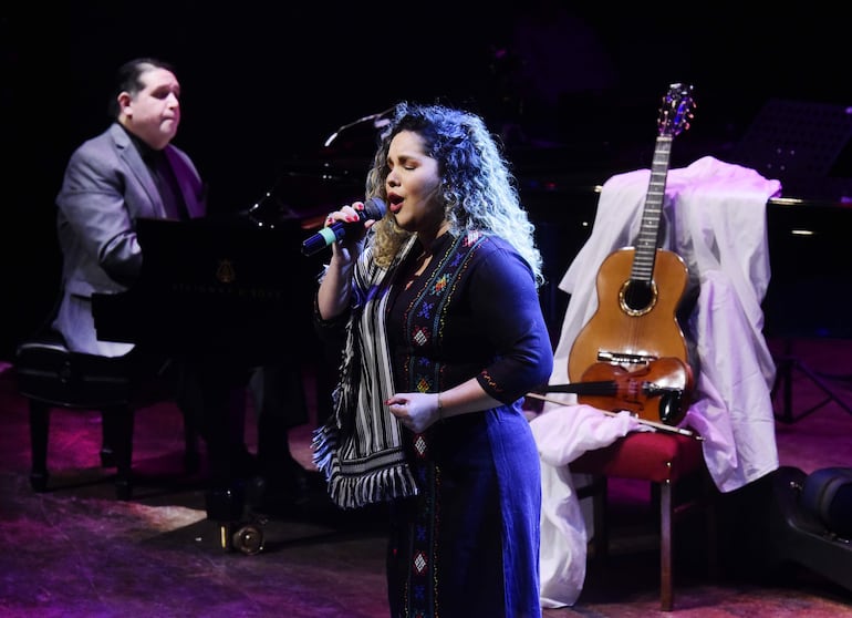 Sergio Cuquejo y Susan Zaldívar, en un momento del  concierto realizado en el Teatro Municipal.