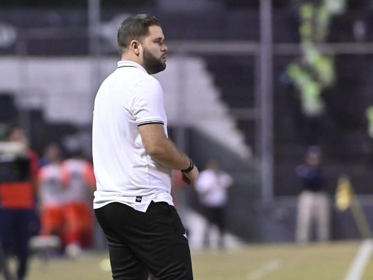 Ariel Galeano, entrenador de Libertad, en el partido frente a Nacional por la fecha 19 del torneo Apertura 2024 del fútbol paraguayo en el estadio La Huerta, en Asunción.