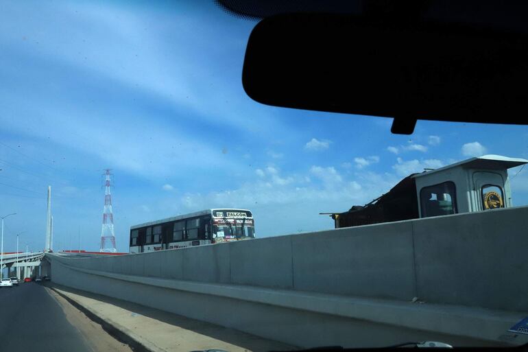 Un colectivo con la inscripción "Puerto Falcón" circula por el puente Héroes del Chaco.