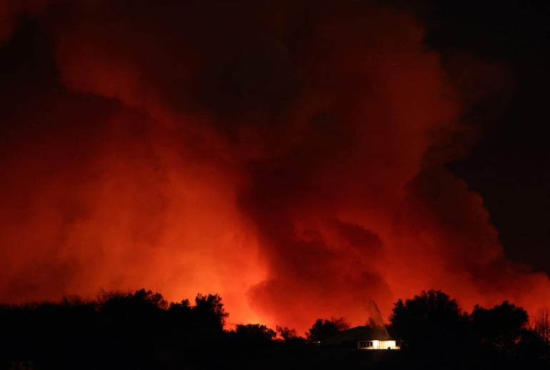 El viento facilita la expansión de las llamas en Los Ángeles, Estados Unidos.