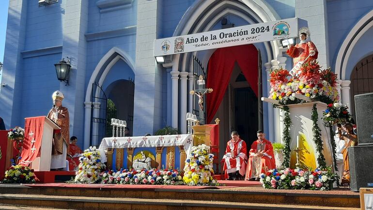 Monseñor Joaquín Robledo presidió la misa en honor de San Lorenzo.
