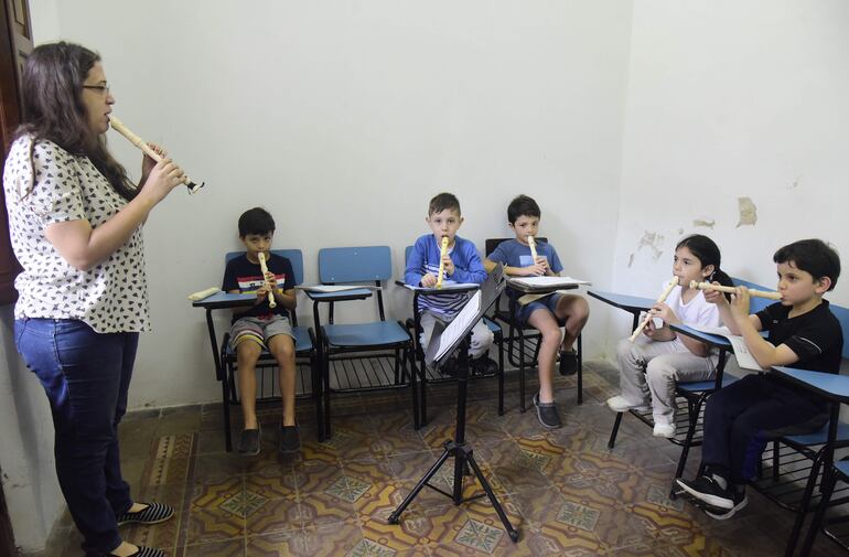 Los niños también aprenden música en el Ateneo Paraguayo. 