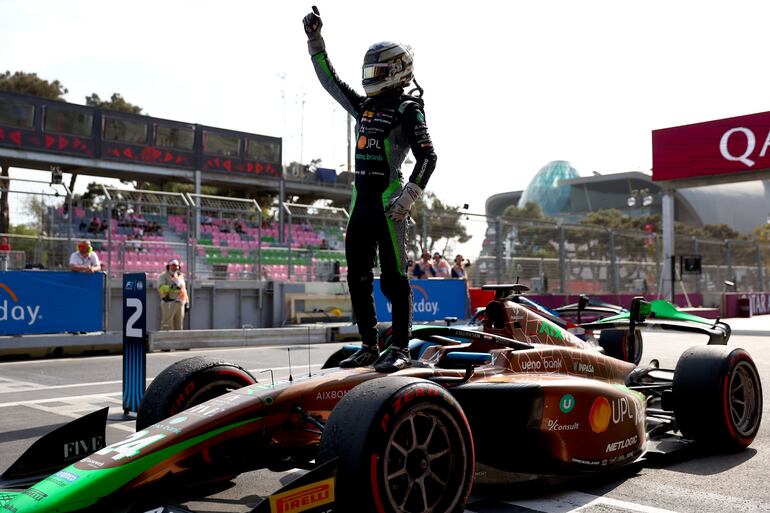 El paraguayo Joshua Duerksen celebro arriba del monoplaza de AIX Racing el triunfo en la prueba sprint de la Fórmula 2 en el Circuito Callejero de Bakú, en Bakú, Azerbaiyán.