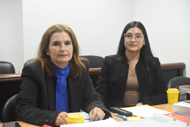 Las abogadas Raquel Talavera y Tania Osorio Talavera (madre e hija), ejercen la defensa del acusado Ramón González Daher.