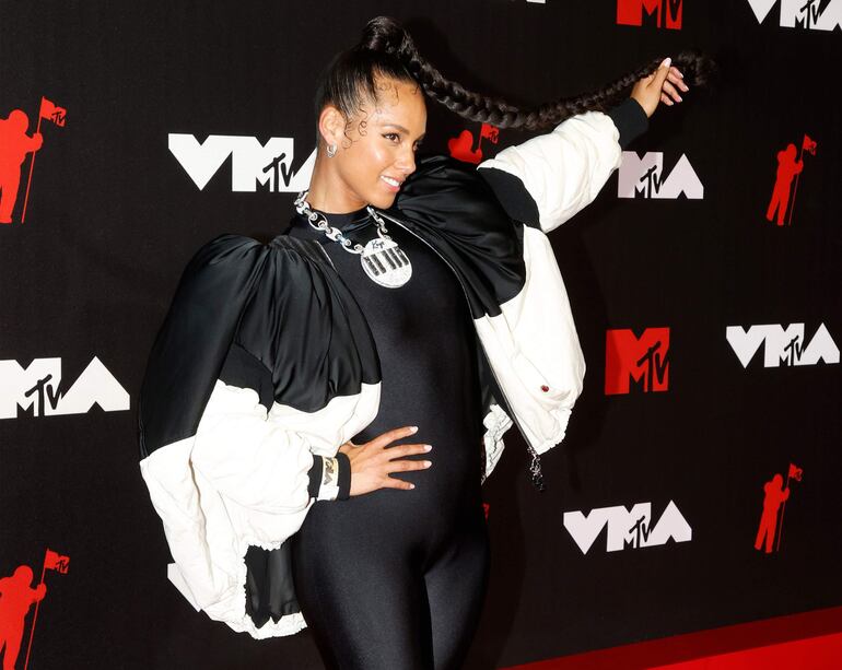 La cantante estadounidense Alicia Keys posa en la alfombra roja de los Premios MTV Video Music en el Barclays Center de Brooklyn, Nueva York (EE.UU). Keys estrenará a finales de este año en Nueva York un musical llamado "Hell's Kitchen", el nombre del barrio en el que creció en las inmediaciones de Times Square, según anunció este jueves la compañía The Public Theater.