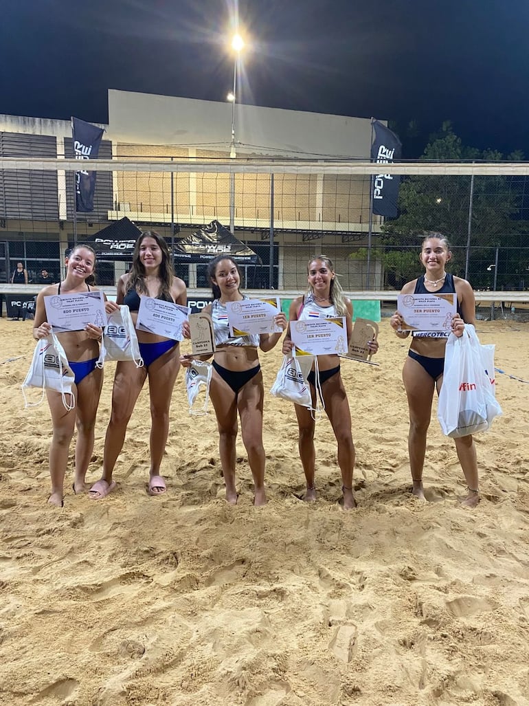 El podio de la Sub 21 femenina, que se llevaron los trofeos del Circuito Nacional del vóley playa.