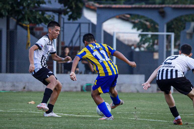 Libertad derrotó a Luqueño 5 – 1 en Colegialito y es uno de los líderes