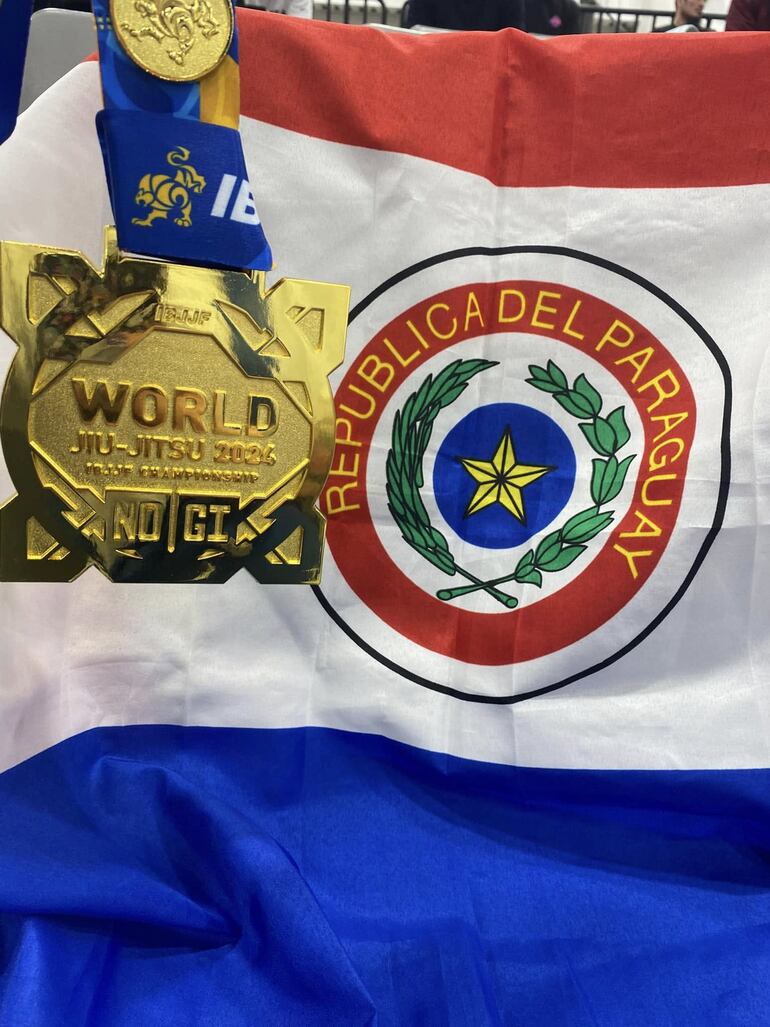 El título de campeona de Pamela Bóveda y la bandera paraguaya, juntos.