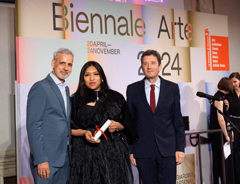 La artista argentina La Chola Poblete recibió una mención especial de manos del presidente de la Bienal, Pietrangelo Buttafuoco (derecha) y el director de Artes Visuales, Antonio Pedrosa.