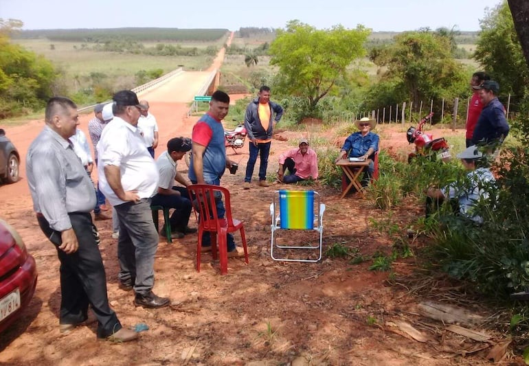 Los dirigentes de la Comisión Interdistrital se reunieron esta mañana para finiquitar detalles del viaje hasta la oficina central del MOPC.