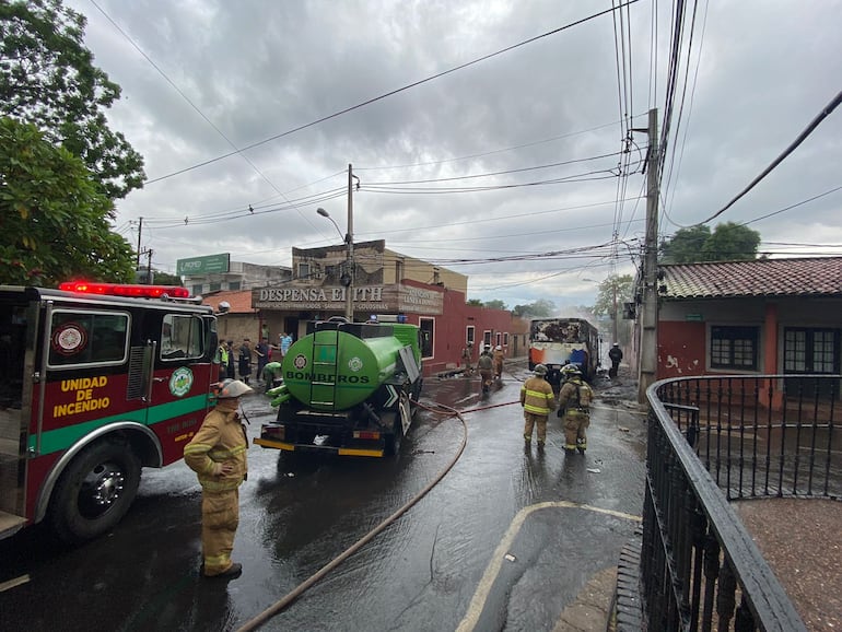 Bomberos aparon las llamas de un bus en San Lorenzo. (gentileza).