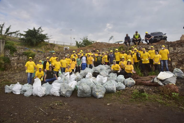 Unos 50 jóvenes se encargaron de limpiar la Bahía de Asunción.