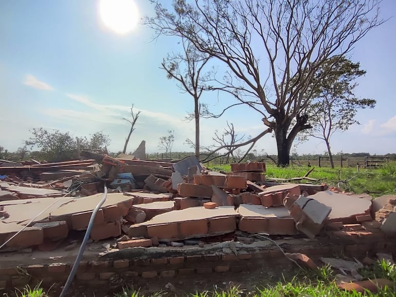 Vivienda totalmente destrozada por el tornado registrado en la tarde del sábado en Mbocayaty del Yhaguy.