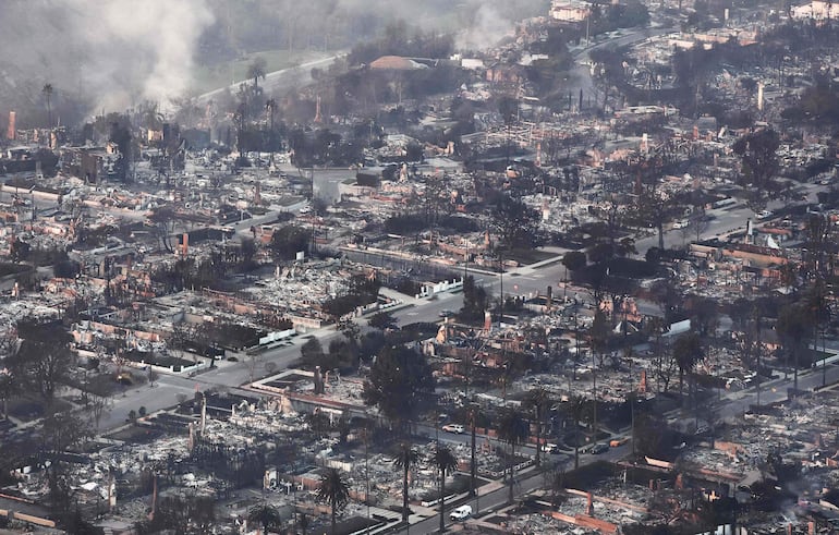 Vista aérea, se ven casas destruidas mientras el incendio Palisades continúa ardiendo el 9 de enero de 2025 en Pacific Palisades, California. 