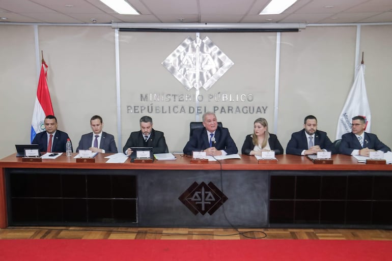 Fiscal general del Estado, Emiliano Rolón, junto al equipo de funcionarios a cargo de la investigación del asesinato de Marcelo Pecci. 