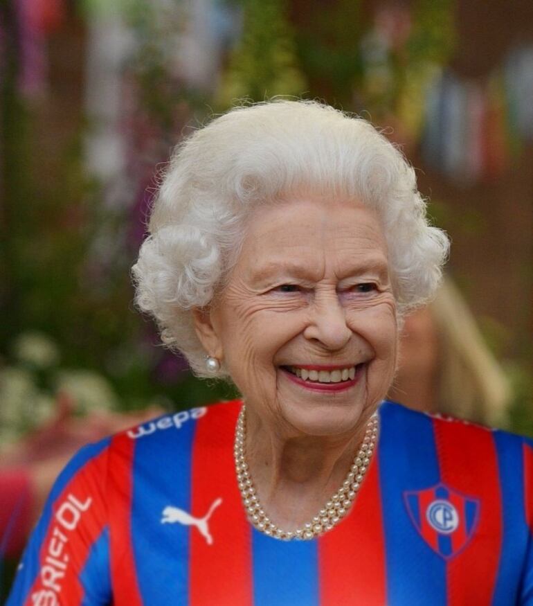 Fotografía montada de la Reina Isabel con la camiseta de Cerro Porteño. Muchos memes se compartieron en las redes sociales tras el polémico mapa compartido por el CCP.