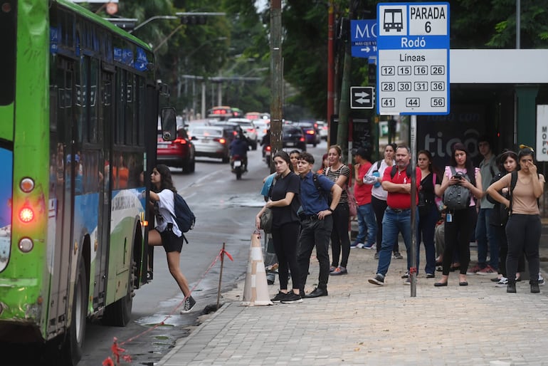 Pasajeros se aglomeran en las paradas, indicio de que los buses disminuyen su circulación.