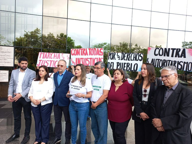 Parlamentarios y parlamentarias, la concejala Jazmín Galeano junto con la exsenadora Kattya González (Independiente) con representantes de la sociedad civil.