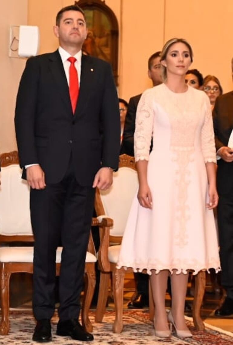 El vicepresidente de la República Pedro Alliana y su esposa, la diputada Fabiana Souto en la Catedral Metropolitana de Asunción.