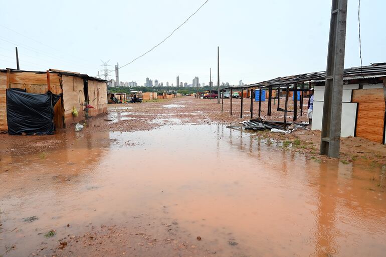 Intensas lluvias afectaron un barrio periférico de Asunción en abril pasado.