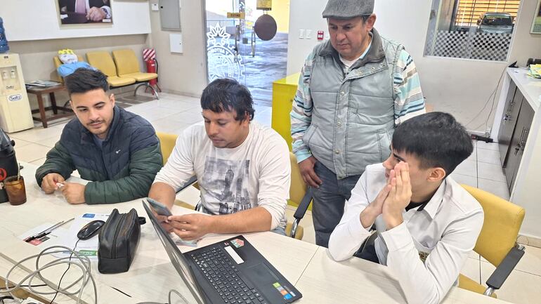 Rodrigo Estigarribia cumpliendo con los últimos trámites de la inscripción en la secretaría Deportiva del Touring Club. Rodrigo tendrá como copiloto en el Chaco a Rodrigo Villalba.