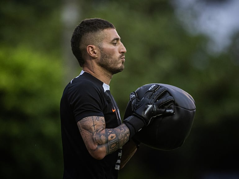 El uruguayo Gastón Olveira, arquero de Olimpia, en el entrenamiento del plantel en la Villa Olimpia, en Fernando de la Mora, Paraguay.