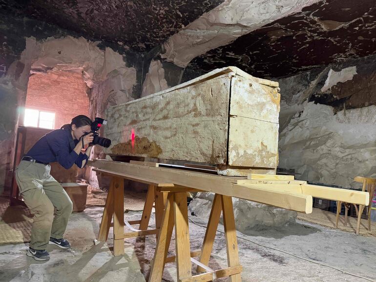 Esta foto proporcionada por la Universidad de Estrasburgo y el Instituto Francés de Arqueología Oriental (Institut français d'archéologie orientale - IFAO), muestra a un arqueólogo tomando mediciones en 3D de un sarcófago del Reino Medio del Antiguo Egipto descubierto en Luxor. 