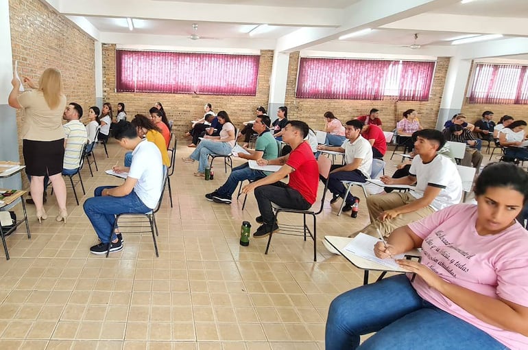 Docentes rindieron la última prueba del concurso público el 6 de noviembre en Paraguarí.