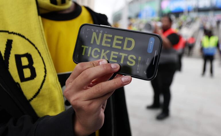 Los aficionados en los alrededores del estadio de Wembley antes de la final de la Champions League entre el Borussia Dortmund y el Real Madrid en Londres. 