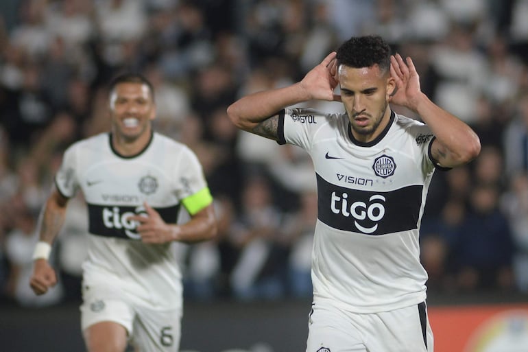 Fernando Cardozo (d), jugador de Olimpia, celebra un gol en el partido de la fase de grupos de la Copa Libertadores contra Patronato en el estadio Defensores del Chaco, en Asunción, Paraguay.