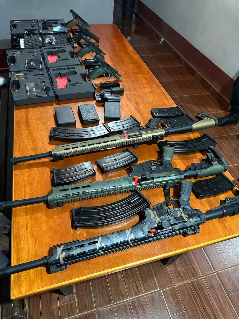 Armas incautadas del supuesto grupo de exterminio que fue detenido en Yguazú Alto Paraná que tendría intenciones de silenciar a detenidos caso megarrobo a cambistas de CDE.