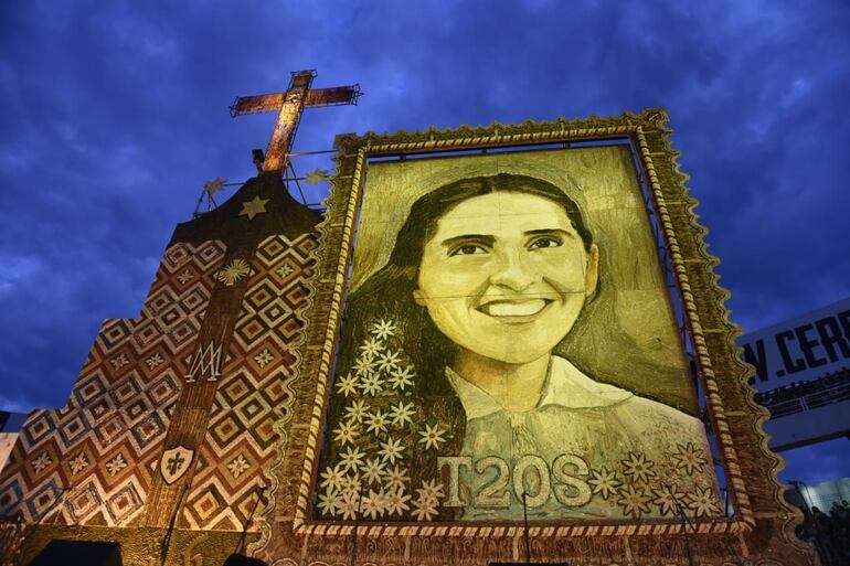 Vista del retablo elaborado por Koki Ruiz para la beatificación de Chiquitunga, a partir de rosarios donados por la gente.