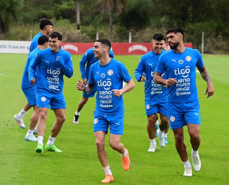 Que esas sonrisas de buenas ganas de Miguel Almirón y Ramón Sosa en la práctica de ayer se repitan mañana en el Centenario.