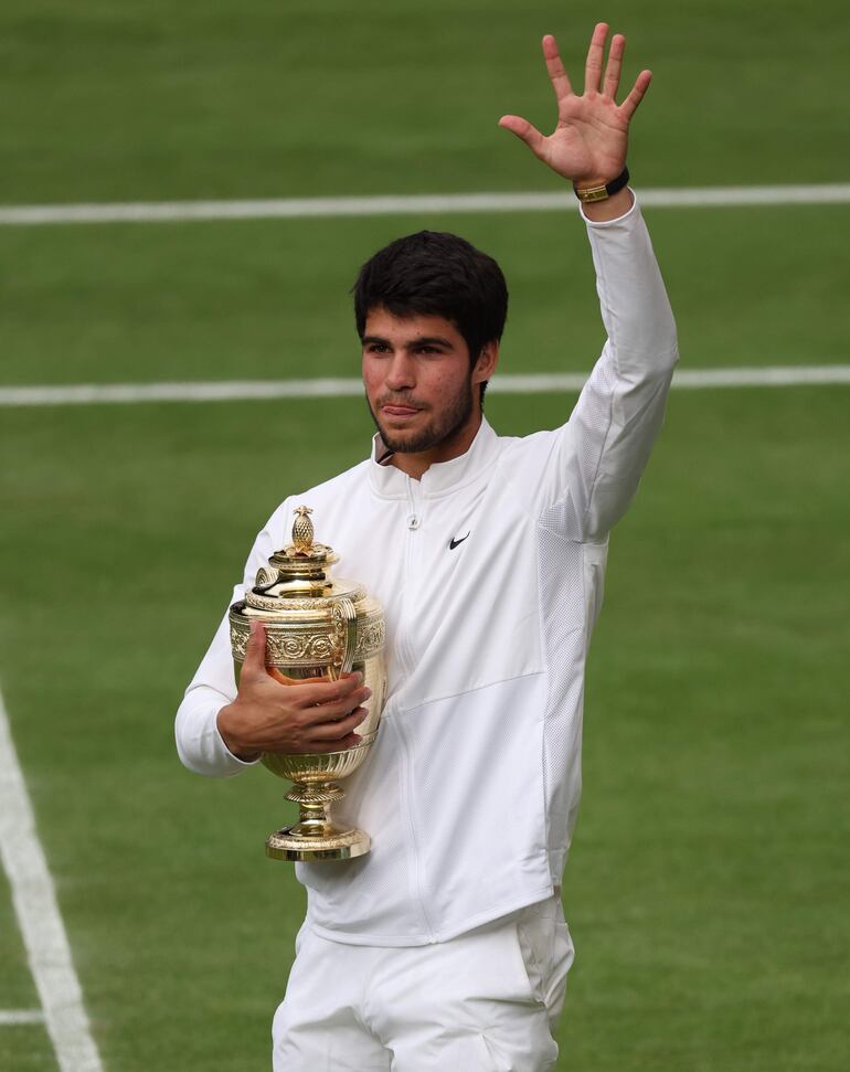 Carlos Alcaraz logra de esta manera ganar su primer Wimbledon y se mantiene como número 1 del mundo.
